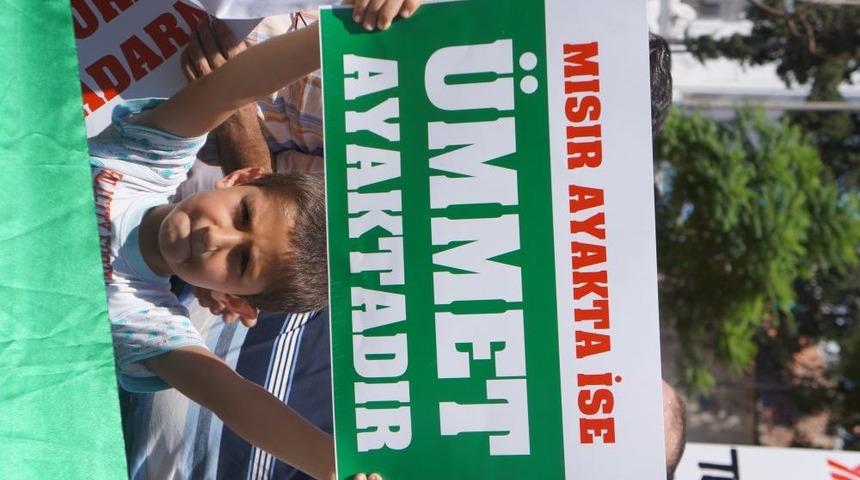 Cuma Namazı Sonrası Toplanan Adanalılar, Mısır Halkına Destek Verdi