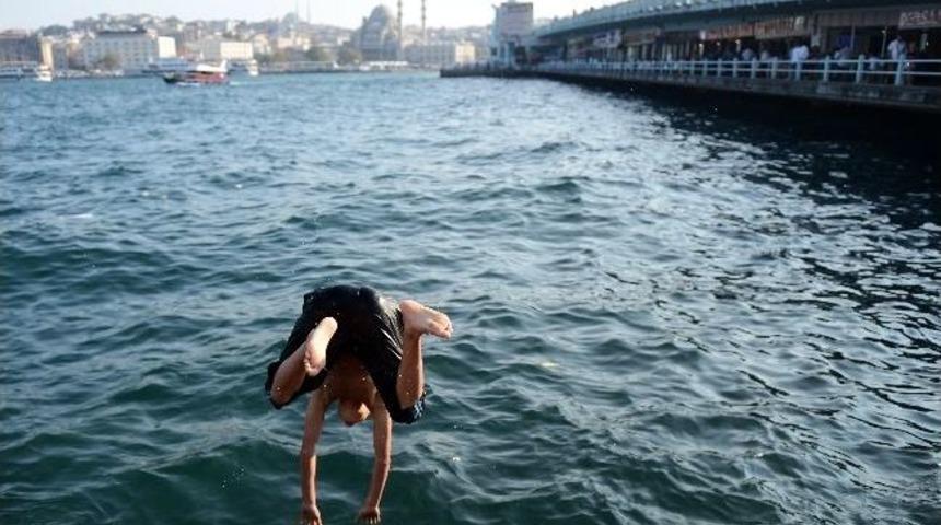 Sıcaktan Bunalan &Ccedil;ocuklar Denize Akın Etti