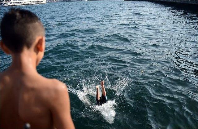 Sıcaktan Bunalan Çocuklar Denize Akın Etti