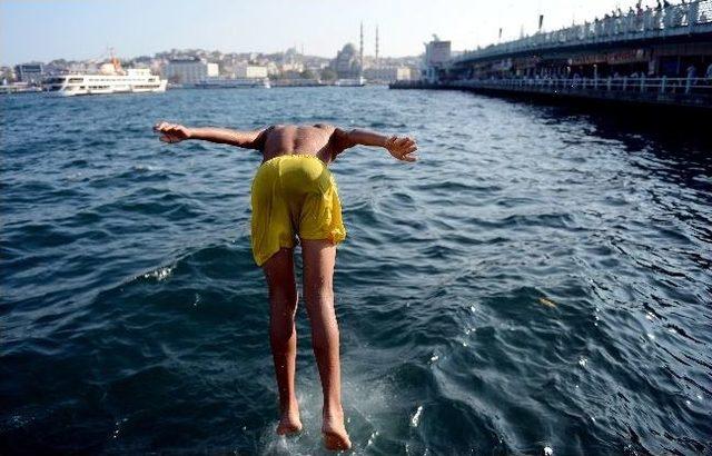 Sıcaktan Bunalan Çocuklar Denize Akın Etti