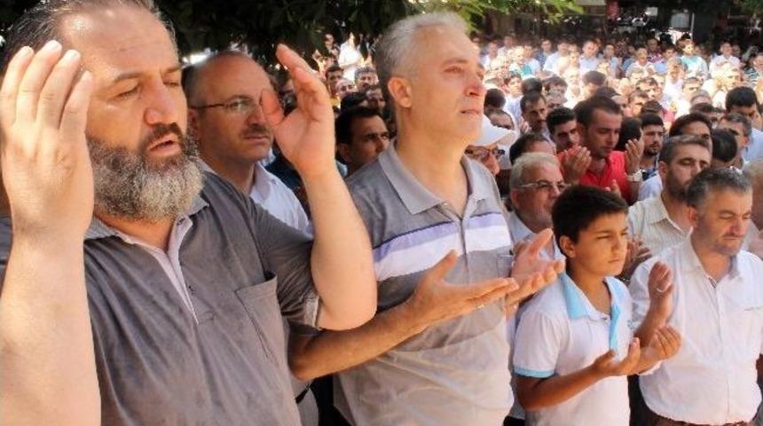 Mısır'da &Ouml;lenler İ&ccedil;in Gıyabi Cenaze Namazı Kılındı