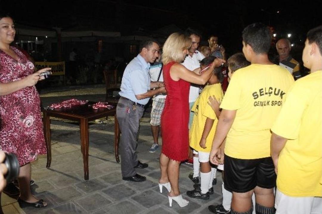 Sel&ccedil;uk'ta Halk Gecesi Muhteşem Bir Final İle Sona Erdi