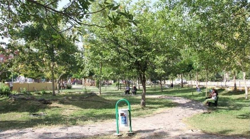 Park Alanının Sağlık Merkezine Dönüştürülmesi Mahalle Sakinlerinin Tepkisine Neden Oldu