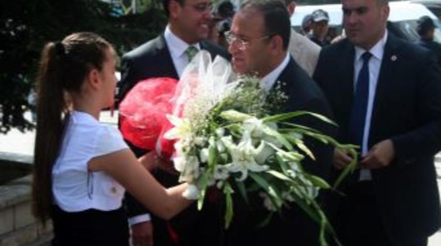 Bozdağ: Saldırının Demokratik Tepkiyle Alakası Yok, Su&ccedil;tur, Şikayet&ccedil;iyim