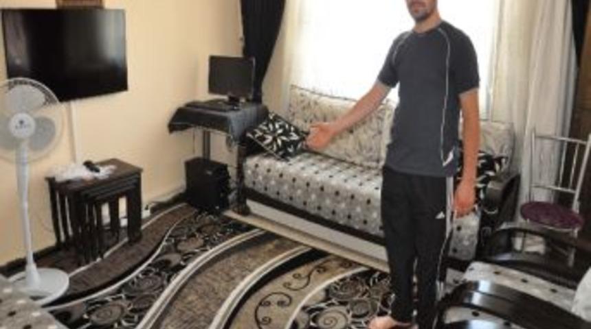 Yardım İ&ccedil;in Evine Aldığı Suriyeli Gen&ccedil;, Eşinin Takılarını &Ccedil;aldı