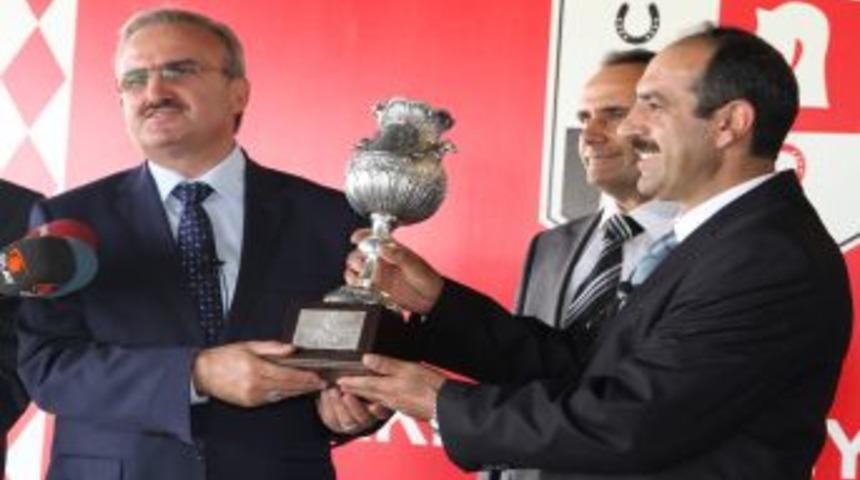 Bursa Valilik At Koşusu'nu Darfur Isimli At Kazandı