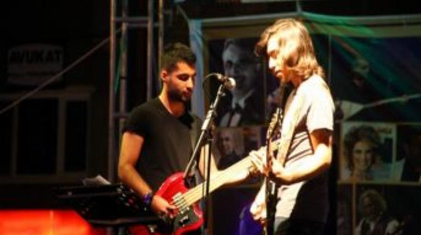 Sivaslı Gen&ccedil;ler Grup 9 İle Coştu