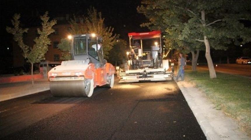 Erzincan Belediyesi Asfalt Ekibi Gece G&uuml;nd&uuml;z &Ccedil;alışıyor