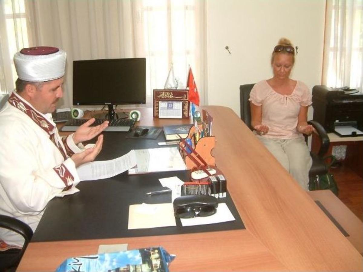 Etkilendiği Ezan Sesinden Sonra İslamiyeti Araştıran Almanyalı Bayan &Ouml;ğretmen M&uuml;sl&uuml;man Oldu