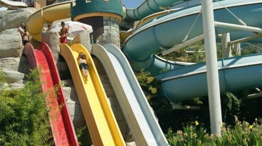 Aşırı Sıcaklardan Bunalan Vatandaşlar Aquaparkları Dolduruyor