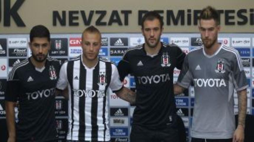 Beşiktaş'ta Yeni Transferler Basın &Ouml;n&uuml;nde Imza Attı