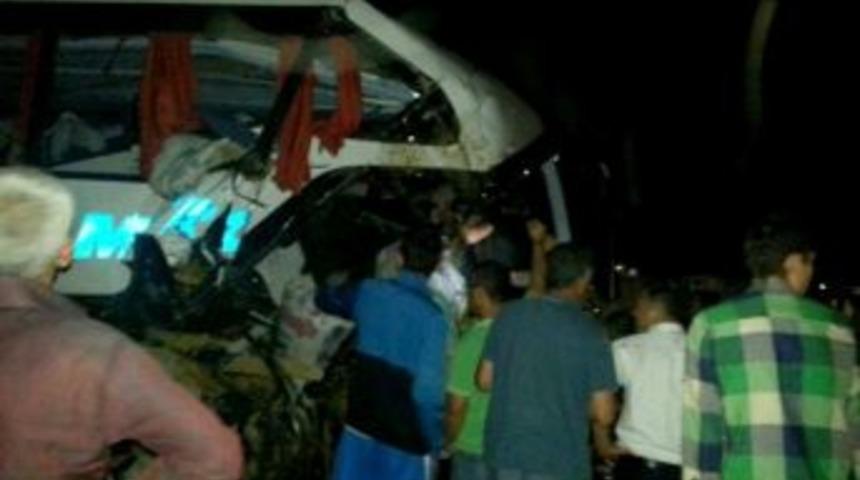 Yolcu Otob&uuml;s&uuml; Tır İle &Ccedil;arpıştı: 1 &Ouml;l&uuml;, 36 Yaralı