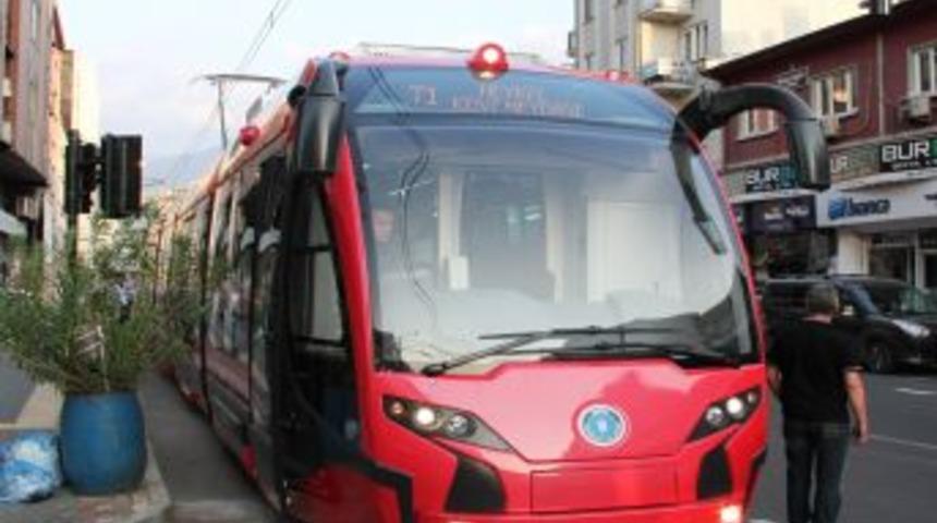 Bakan &Ccedil;elik, T&uuml;rkiye&rsquo;nin Ilk Tramvayı İpekb&ouml;ceği Ile Şehir Turu Attı