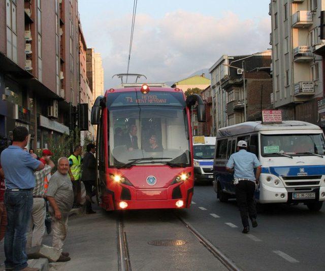 İlk yerli tramvay 'İpekböceği'nin test sürüşü park engeline takıldı