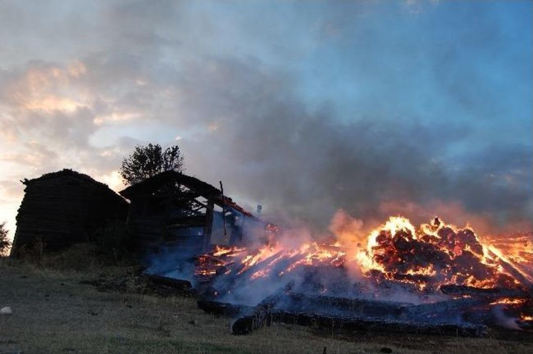 Taşk&ouml;pr&uuml;'de kızgın damat ayrıldığı eşinin k&ouml;y&uuml;n&uuml; yaktı