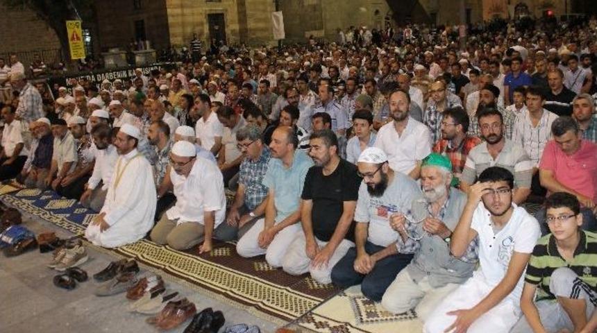 Mısır&rsquo;da &Ouml;lenler İ&ccedil;in Dua Edilip, Namaz Kılındı