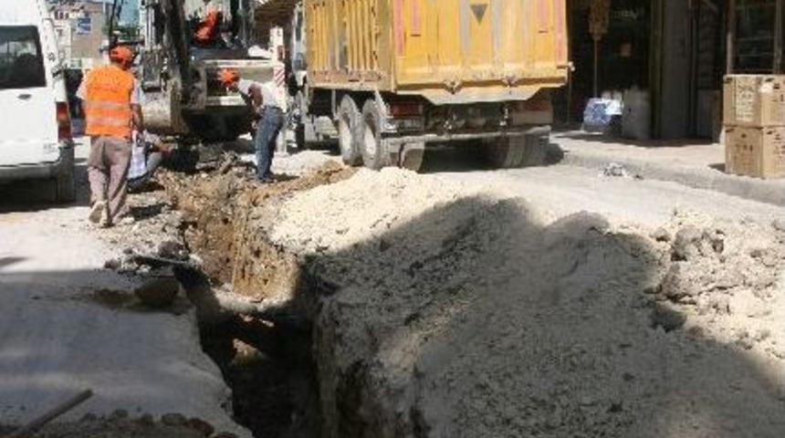 Cumhuriyet Caddesinin Su Şebekesi Boru Hattı Değiştiriliyor
