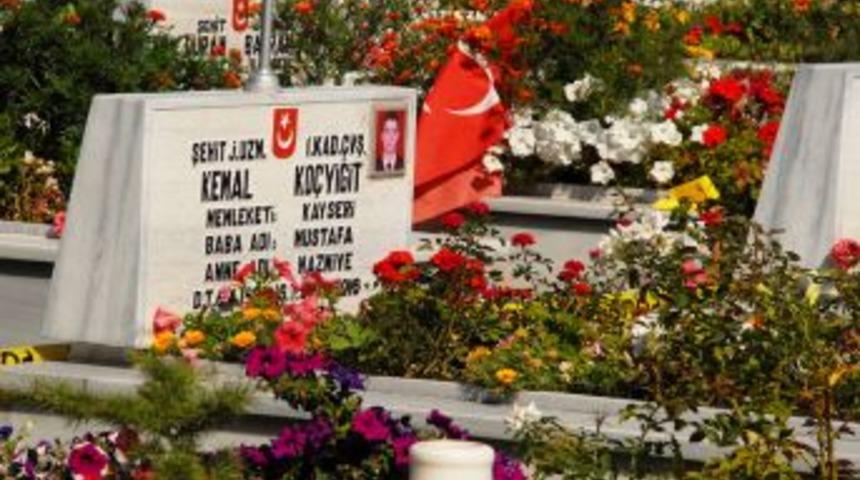 Şehit oğlunun mezarı başında yaralı bulundu