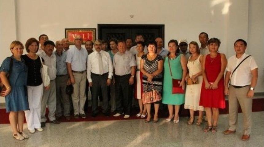 Kazakistan T&uuml;rk &Uuml;niversitesi Akademik Heyeti Vali &Ccedil;ınar'ı Ziyaret Etti