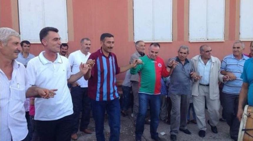 &Ccedil;etin Kansız, Trabzonsporlu Diyarbakırlılar İle Halay &Ccedil;ekti