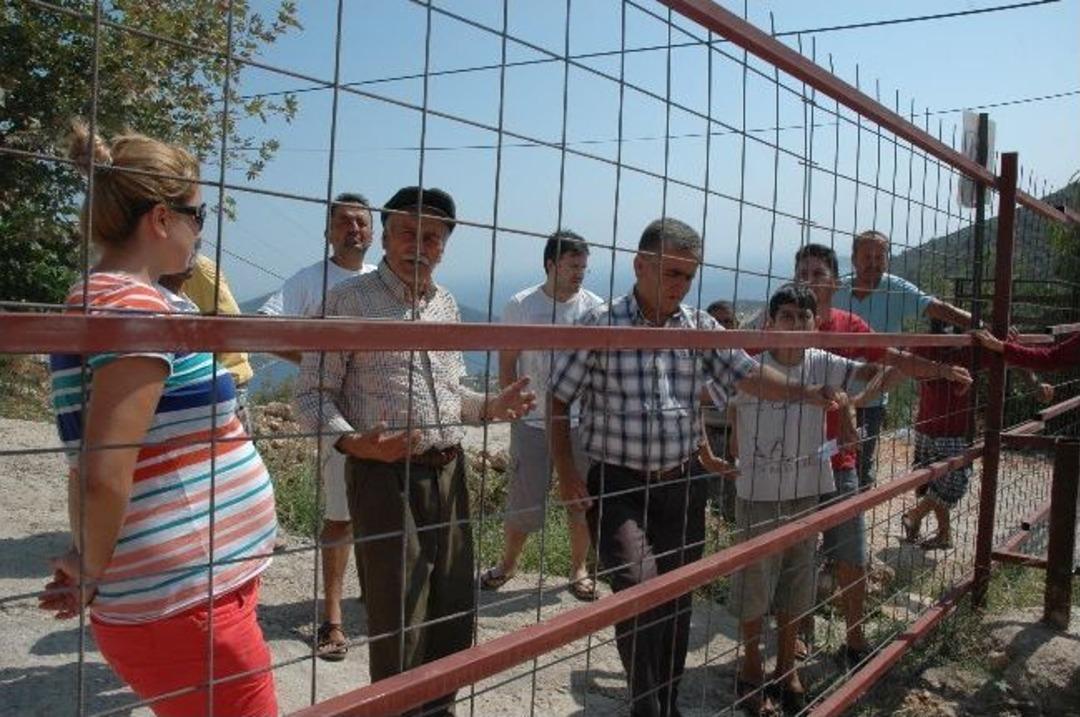 Mahkeme kararı ile yol kapanınca mahalleli isyan etti