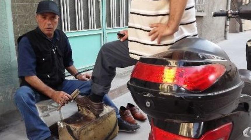 (&ouml;zel Haber) Eskişehir&rsquo;in İlk Ve Tek Motorize Ayakkabı Boyacısı