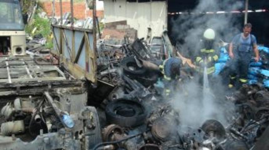 Ara&ccedil; Hurdacısında Yangın &Ccedil;ıktı