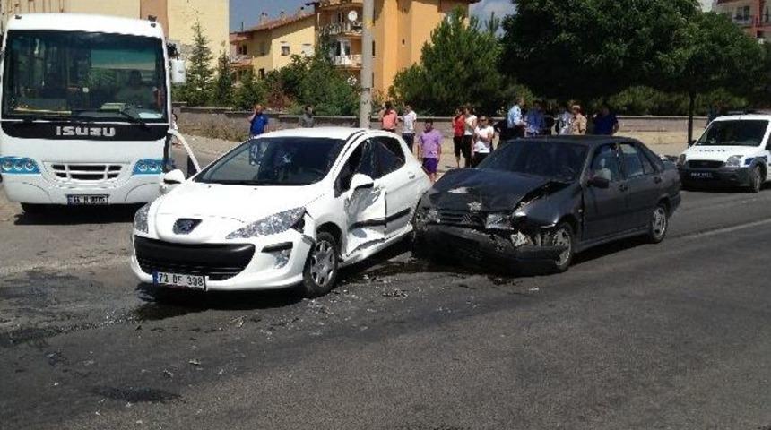 Uşak - Ulubey Yolunda Kaza, 3 Yaralı