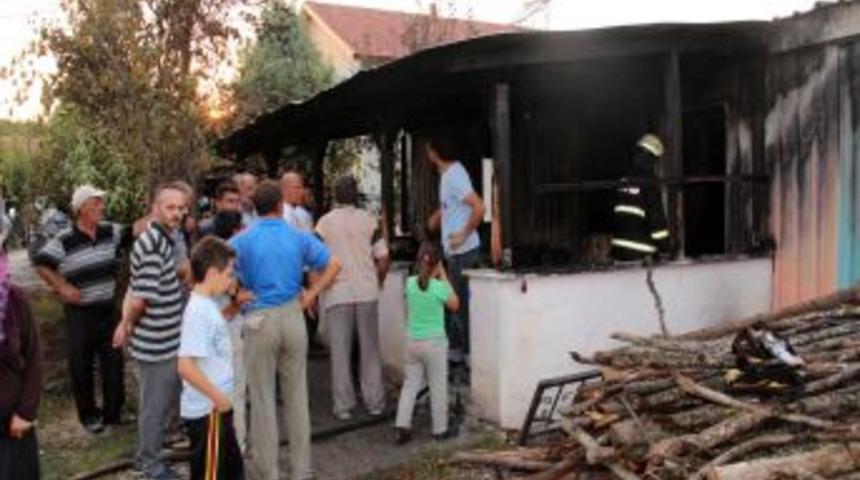 Akyazı'da Prefabrike Ev Yandı