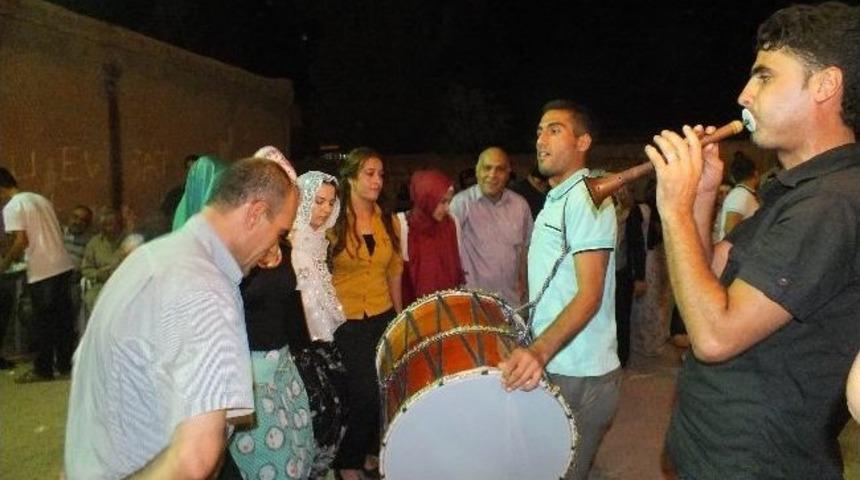 Namluların G&ouml;lgesinde Gelin Ve Damatsız D&uuml;ğ&uuml;n