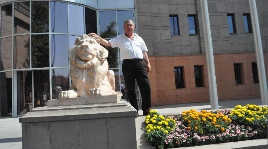 Aslan Heykeli &Uuml;zerinde Adaylığını A&ccedil;ıkladı