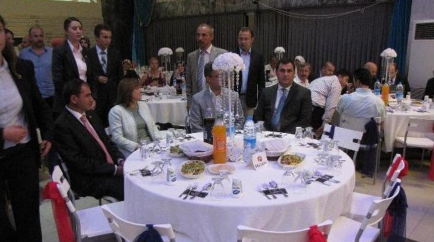 Bakan Şahin Uşak'ta Nikah Şahidi Oldu