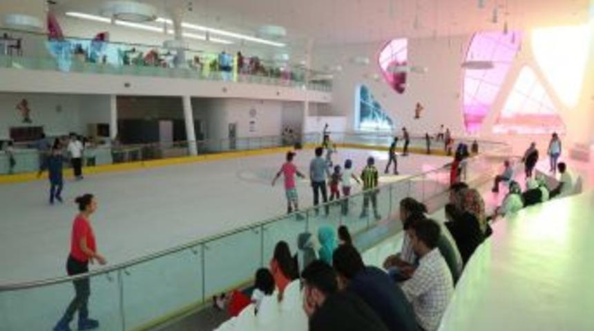 Yaz Sıcağında Buz Pisti B&uuml;y&uuml;k Ilgi G&ouml;r&uuml;yor