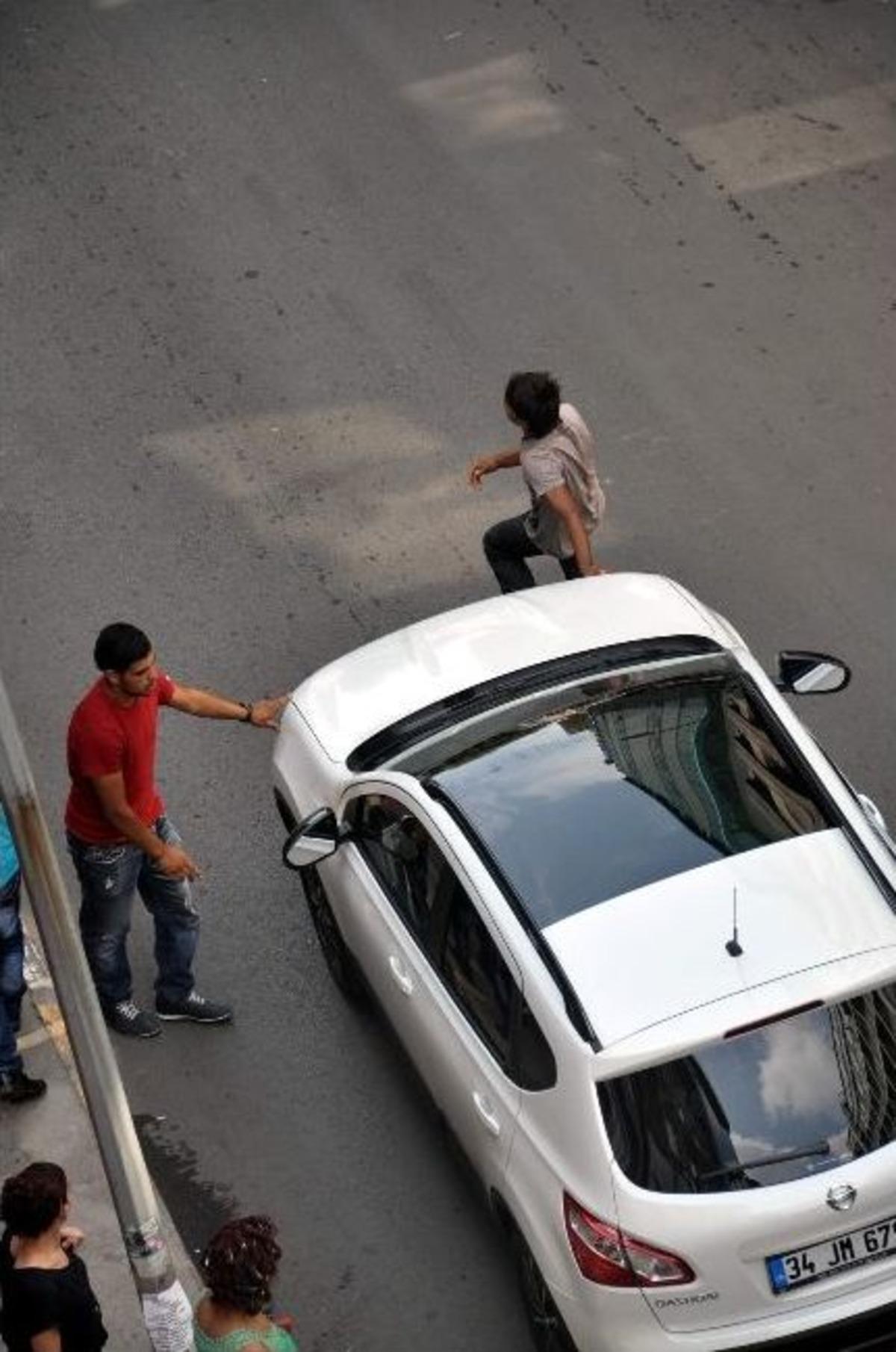 20 Tl Uğruna Diz &Ccedil;&ouml;k&uuml;p Beklediler