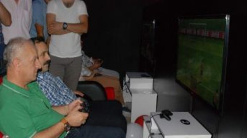 Başkanlar Playstation İle Penaltı Attı