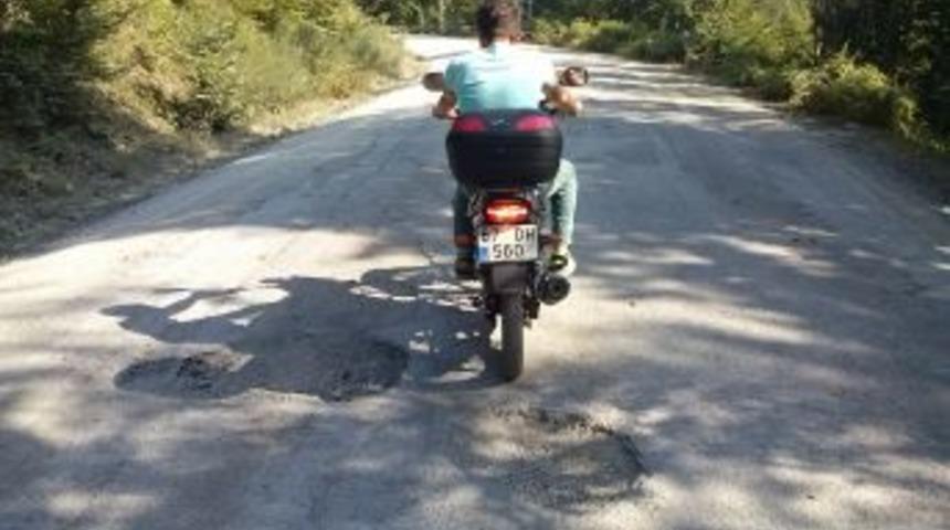 K&ouml;y Yolundaki &Ccedil;ukurlar Vatandaşları &Ccedil;ileden &Ccedil;ıkardı