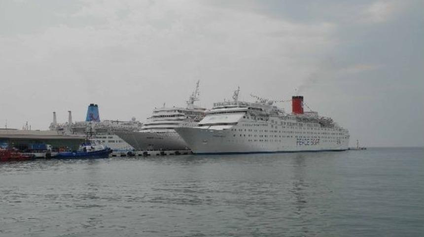 Barış Gemisi Kuşadası'nda