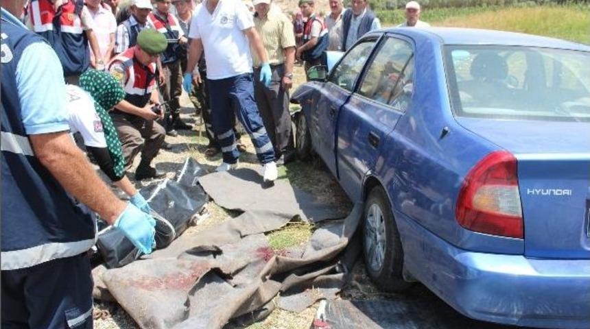 Otomobil kardeşlere &ccedil;arptı: 1 &ouml;l&uuml;, 4 yaralı