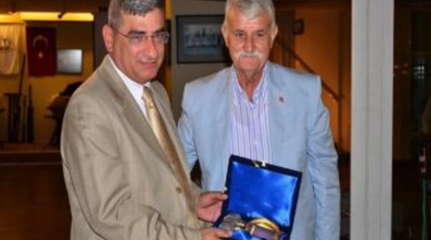 Emekli Olan Tuğgenerale Altın İşlemeli Vazo Hediye Edildi