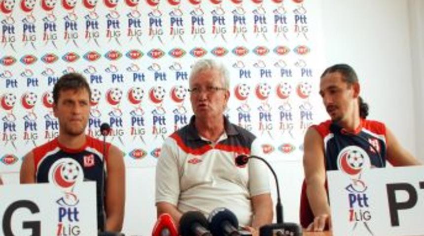 Balıkesirspor Teknik Direkt&ouml;r&uuml; Ertekin: İlk Ma&ccedil;ta Kazandığımız I&ccedil;in Mutluyum