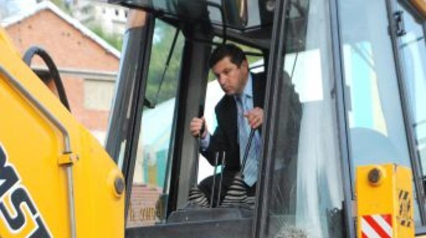 Kıdem Tazminatını Alamayan Iş&ccedil;iler Belediyenin Ara&ccedil;larına Haciz Koydurdu