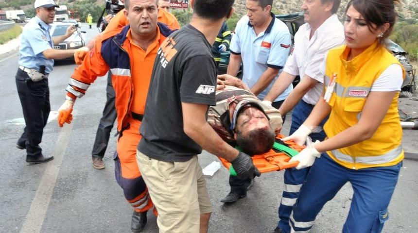 Karşı Y&ouml;nden Gelen Kamyona &Ccedil;arpan Otomobil Takla Attı: 3'&uuml; Ağır 4 Yaralı