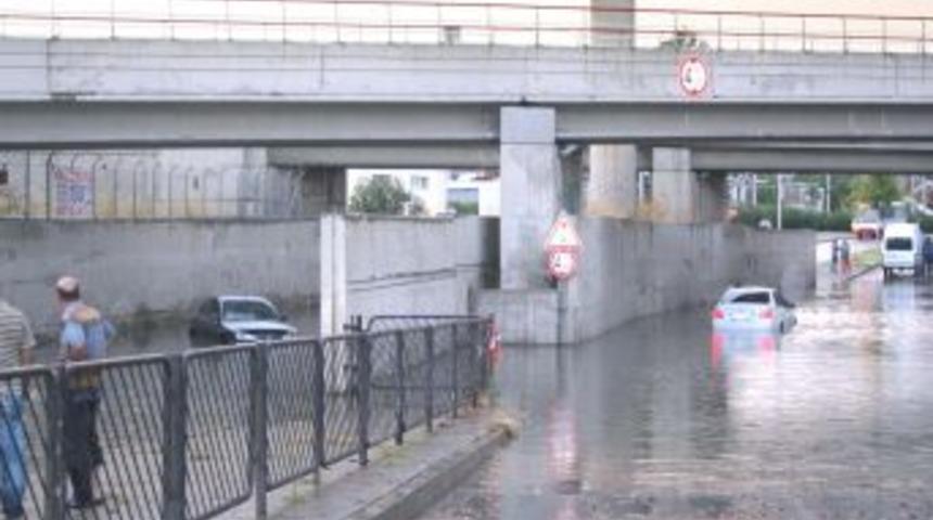 Sağanak yağış İzmir'i g&ouml;le &ccedil;evirdi