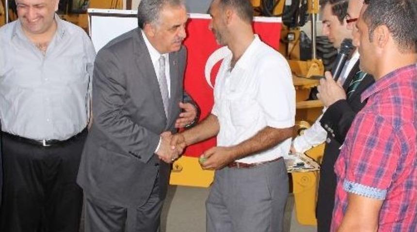 Bakan Yazıcı İş Makinesi Kullandı