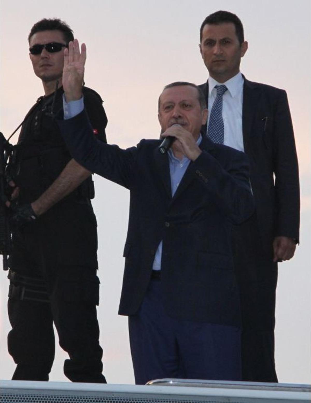 Başbakan Erdoğan, Bursalıları Rabia Selamı Ile Selamladı