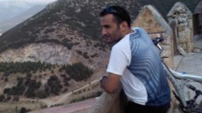 U&ccedil;urumun kenarında poz verirken d&uuml;ş&uuml;p &ouml;ld&uuml;