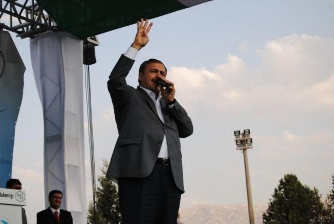 Bakan Eroğlu Fethiye&rsquo;de Y&ouml;r&uuml;k K&uuml;lt&uuml;r Ş&ouml;lenine Katıldı Deve &Ccedil;ekti.