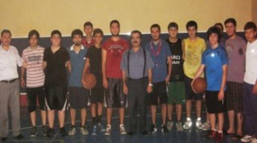 &Ouml;demişli Gen&ccedil;ler Halk Eğitim&rsquo;in Basket Kursunda Ter D&ouml;k&uuml;yor