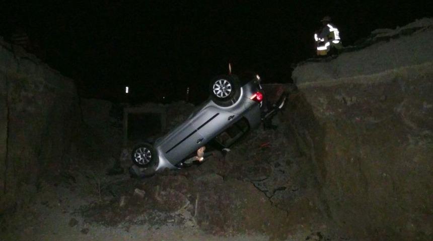 Otomobil &Ccedil;ukura D&uuml;şt&uuml;: 3 Yaralı