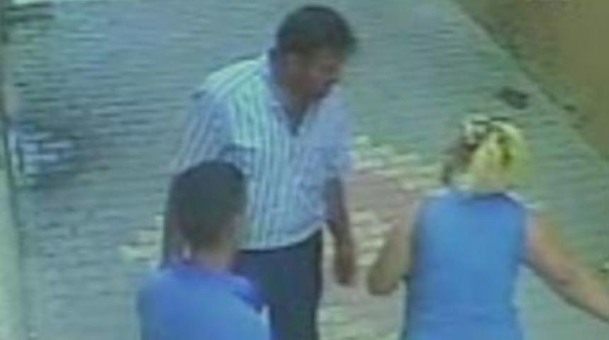 &Ccedil;ocuklarının g&ouml;zleri &ouml;n&uuml;nde eski eşini bı&ccedil;akladı